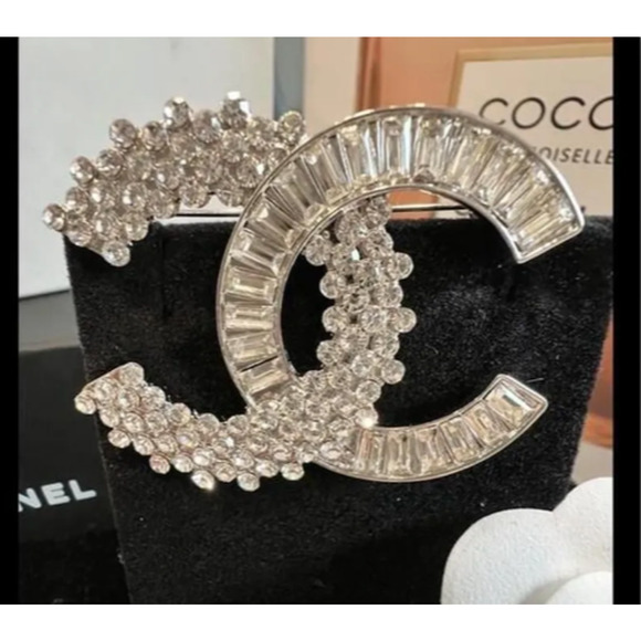 Chanel Interlocking CC Platinum Plated Baguette CZ Brooch Autumn 2023 (CCXX027) - Picture 3 of 5